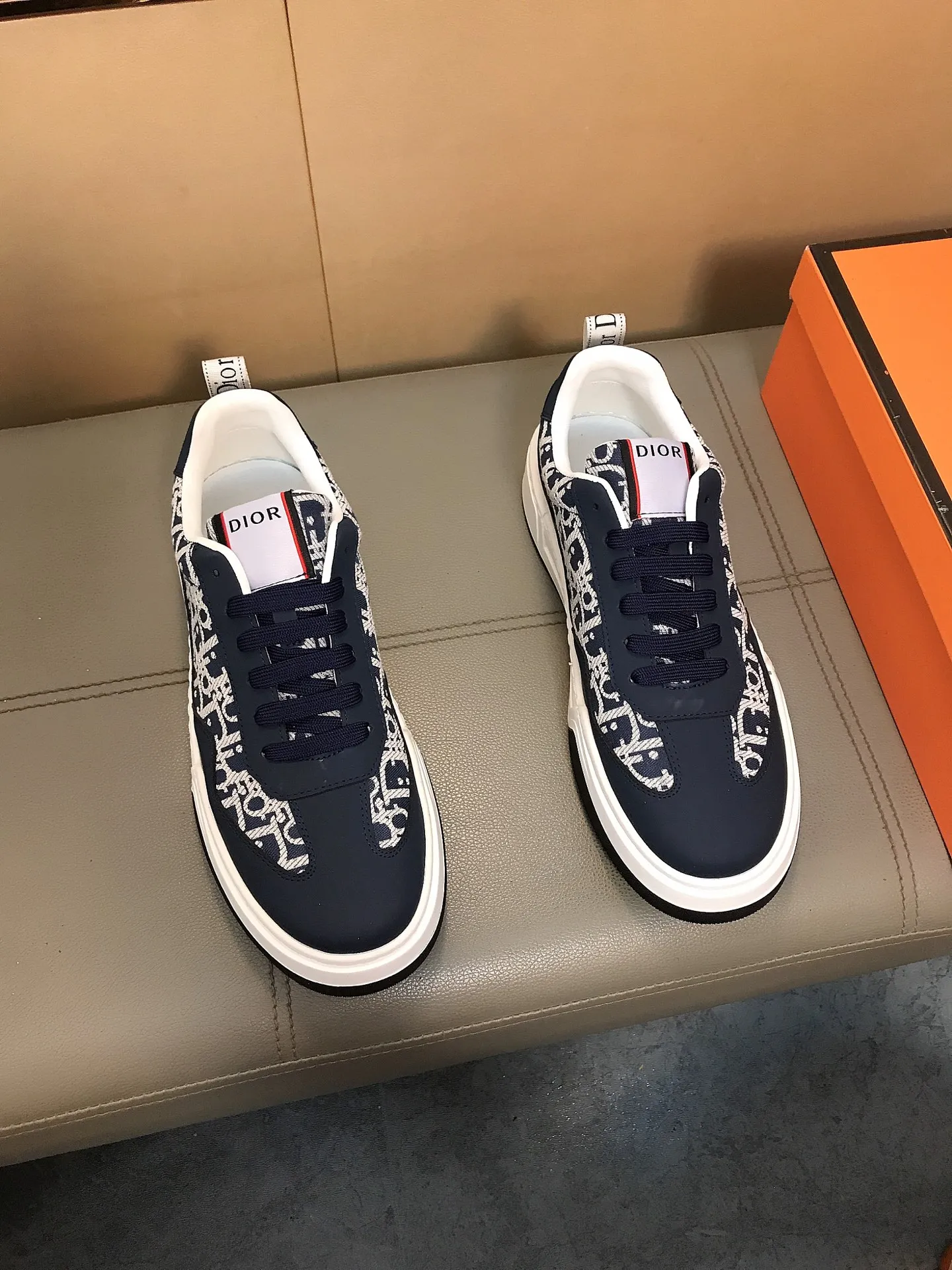 Factory price 400 ↔️↔️ (Dior) new men's casual sports shoes 👣 Full of charm, luxury style gentleman shoes. Upper: Made of imported Italian cowhide + printed fabric, sheepskin lining. Branded wear-resistant soles; with classic logos💋The whole pair of shoes is fashionable and casual yet high-end style🎈🎈Size: 38-44